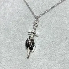 心臓に刺さる髑髏の剣ハートソードスカルチャームネックレス シルバーカラーブラック