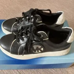 ブラック スニーカー