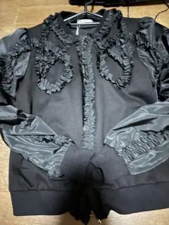 フリル付きブラックジャンパー