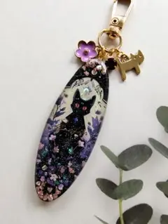 ✤黒猫と花園✤　キラキラ✨レジンキーホルダー