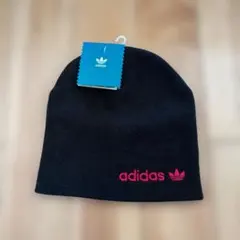 新品タグ付きadidas 　アディダス　ビーニー 黒 赤ロゴ　ニット帽