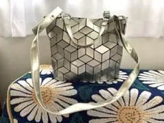 立体的な立方体模様 ショルダーバッグ