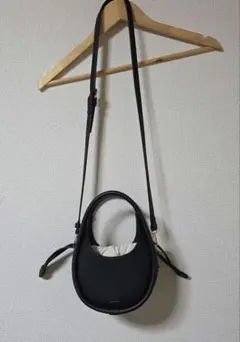 黒いハンドル付きショルダーバッグ