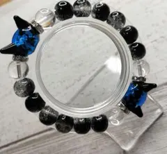 15cm 蓄光ホタルグラスの青色ネコと水晶と黒色クラックビーズのブレスレット