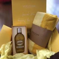 ロクシタン　リバーシブルバスタオルとシャワーオイルのセット