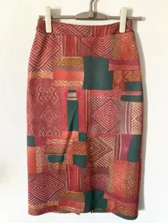 幾何学柄タイトスカート　膝下丈の大人カジュアルスカート