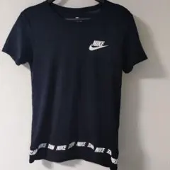 Nike ブラック Tシャツ ロゴ入り