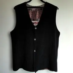 リバーシブルの黒ノースリーブベスト　裏地のペイズリー柄