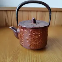 送料込み匿名配送　鉄瓶ミニ急須水差し　桜模様　茶こし付き　伝統工芸品