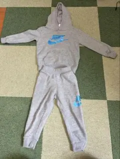 Nike グレー スウェットセット　パーカー＆パンツ（92cm-98cm）