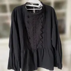 レース付き黒長袖ブラウス