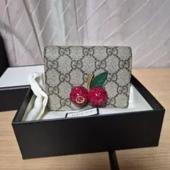 とら様専用です。GUCCI 二つ折り財布 チェリー装飾