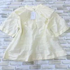 新品タグ付き　レディーストップスレース付きブラウス 淡い黄色