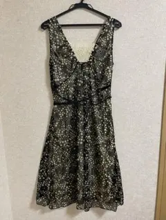 ノースリーブひざ丈ワンピース 黒と白のドット柄のサムネイル
