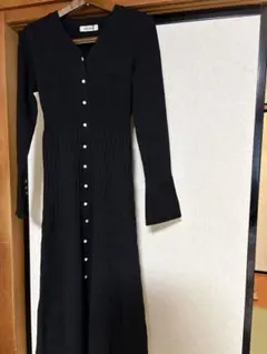 黒ニットロングワンピース 長袖 フレア袖