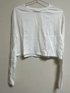 ホワイト クロップド長袖Tシャツ 丈は短め