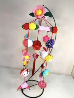 春の吊るし飾り　紅い七宝鞠とあじさい