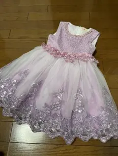 薄紫の刺繍入りドレスとカーディガンセット