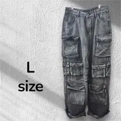 グレーのカーゴパンツ