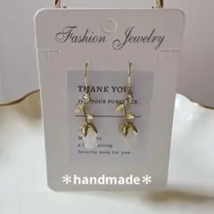 No.111ハンドメイド　フラワーチャーム　サージカルステンレスフックピアス