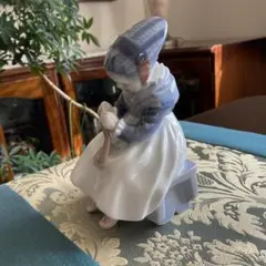 ロイヤルコペンハーゲン アマー島の少女 編み物をする少女 フィギュリン