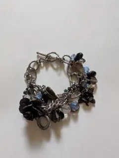 黒いバラと青いビーズのブレスレット