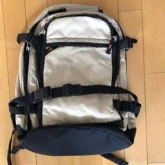 ベージュと黒のナイロンリュック