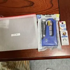 600 개의 파란색 바늘이 달린 크래프트 태커