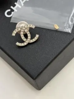 CHANEL ピンバッジ トナカイ 鹿 - メルカリ