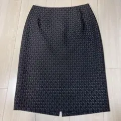 幾何学模様 黒 タイトスカート ひざ丈
