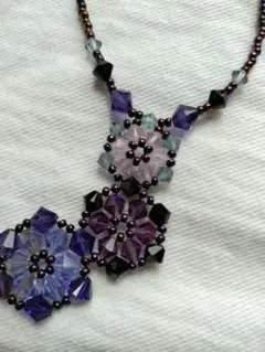 ハンドメイド 紫 フラワーモチーフ ネックレスと黒白のネックレス2種