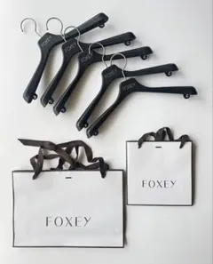 フォクシー FOXEY トップスハンガー　5本　ショッパー2枚（中・小） セットのサムネイル