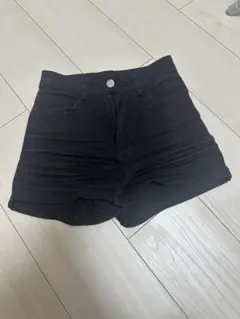 黒のデニムショートパンツ