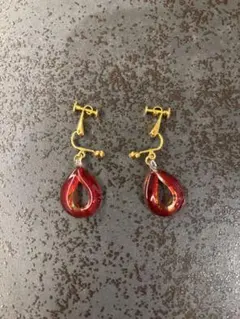 赤いドロップ型イヤリング