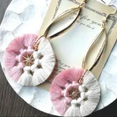 新作⭐　フリンジ　タッセル　ピンク　白系　大ぶり　ゴールド　イヤリング　ピアス