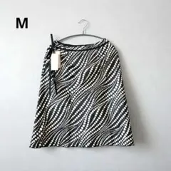 新品　フレアスカート 黒と白のドット柄 ひざ丈