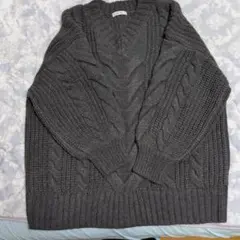 ダークグレー Vネック ケーブルニットセーター