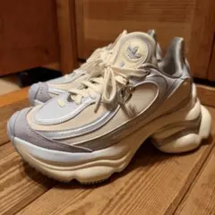 adidas スニーカー 厚底 オズヴィーナス　ozvenuz 水色