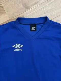 umbro 青 Vネック 半袖シャツ　130
