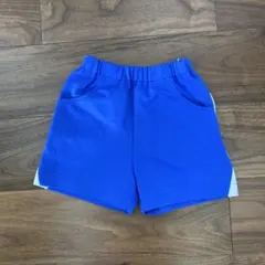 青いショートパンツ