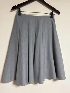 【美品】TO BE CHIC タックフレアスカート グレー 40 (L相当)のサムネイル