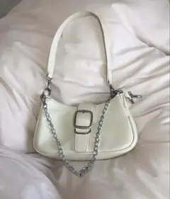 ホワイト ショルダーバッグ チェーンストラップ付き