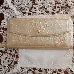 ゴールド 花柄エンボス加工 長財布