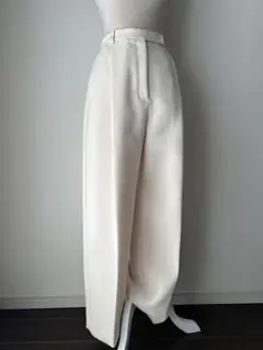 ビーティングハート　オフホワイトタックパンツ