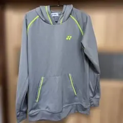 YONEX グレー フード付きウェアとブラックパンツ