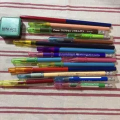多色の色鉛筆のセット　鉛筆削り　キャップ付き