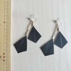 イヤリング樹脂　羽　ブラック　ひらひら