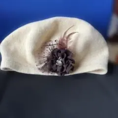 アクシーズクリーム色 ベレー帽 フラワー装飾
