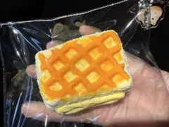 * 週末セール中* とろけるチーズワッフル　海外スクイーズ　Showing