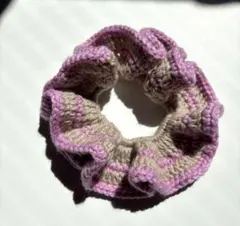 パープルとベージュのフリルシュシュ　かぎ編み